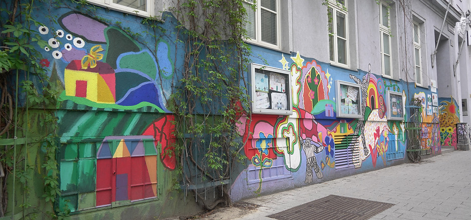 Künstlerisch gestaltete Fassade der Mittelschule Neubaugasse in Wien